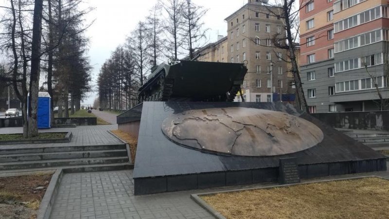 Неизвестные развернули БМП на постаменте в Новосибирске