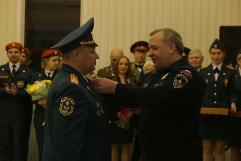 Глава МЧС наградил новосибирских спасателей и пожарных