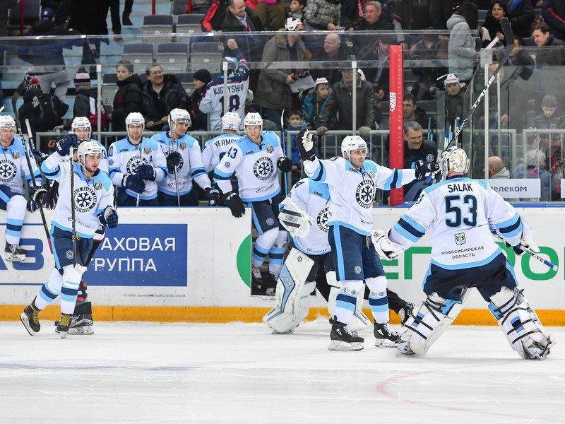 Хоккейная «Сибирь» осталась без 13 игроков