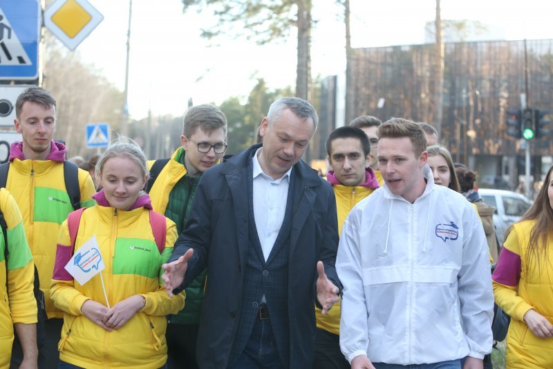 Травников поддержал парад студентов на Маевке