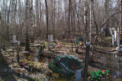 «Это природа»: могилы поплыли на кладбище в Советском районе