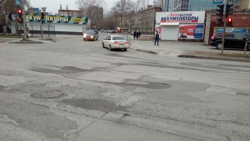 Дорожники залатали знаменитую яму на Котовского