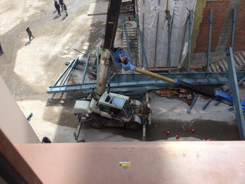 Строящийся пешеходный переход рухнул в Калининском районе
