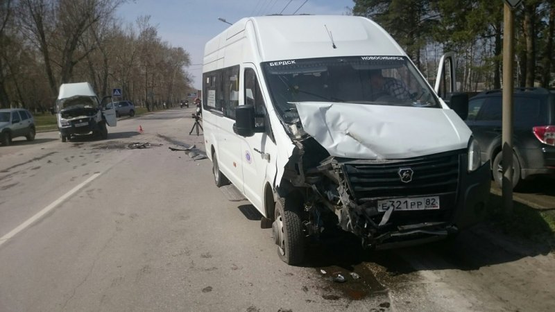 Водитель и пассажирка маршрутки пострадали в ДТП с «Газелью»