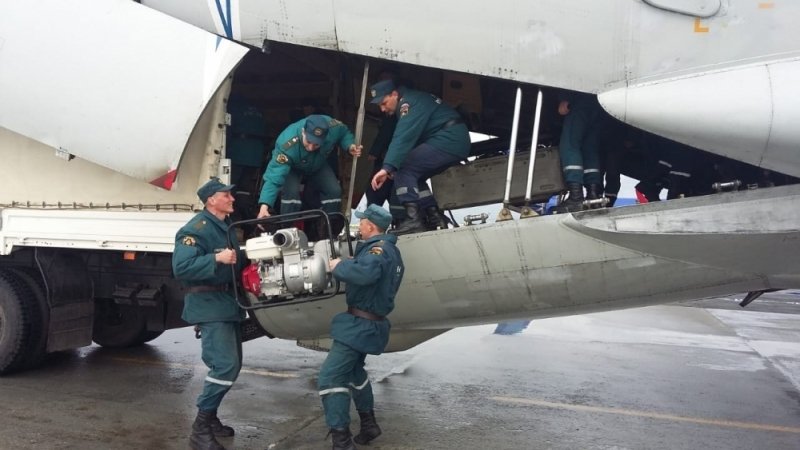 Новосибирские спасатели помогают людям и животным в Якутии