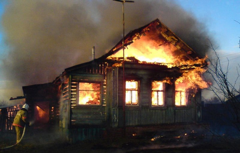 Два человека погибли при пожаре под Новосибирском
