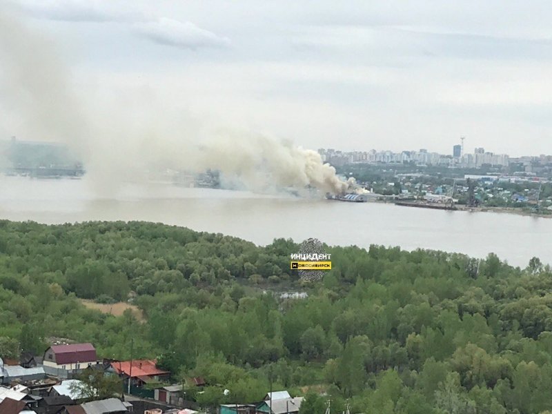 Бетонный завод горит в Новосибирске 