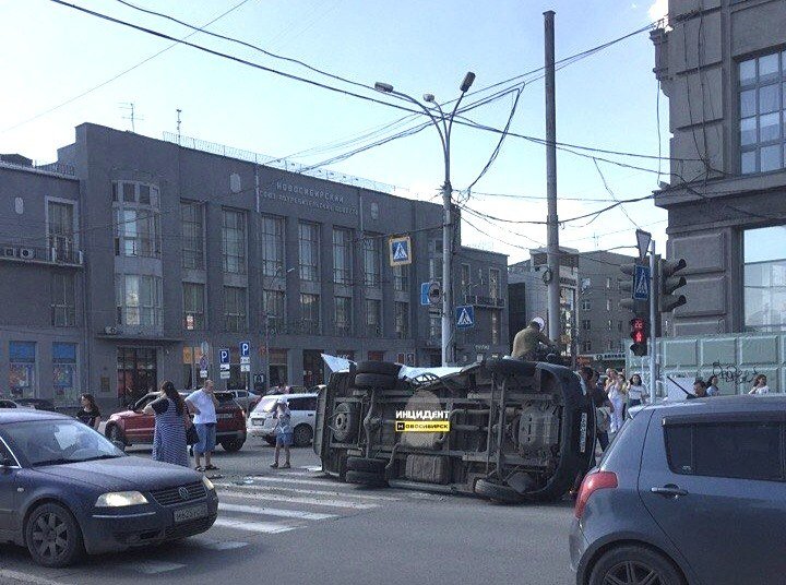 Машина «скорой» опрокинулась в центре Новосибирска