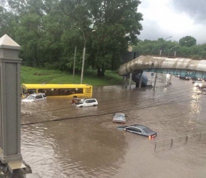 Дождевые потоки остановили движение в Новосибирске