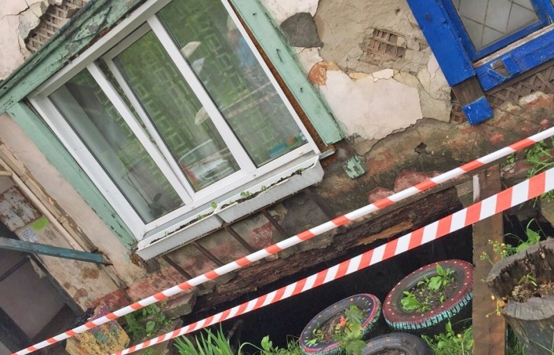 Фундамент обрушился в жилом доме в Новосибирске