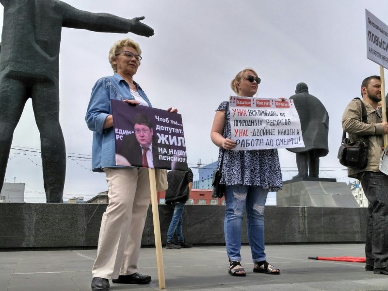 «В гробах на пенсию»: новосибирцы вышли на двойной митинг