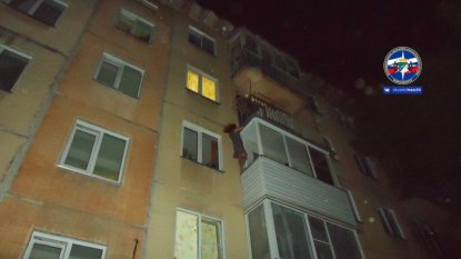 Спасатели уберегли девушку от падения с третьего этажа