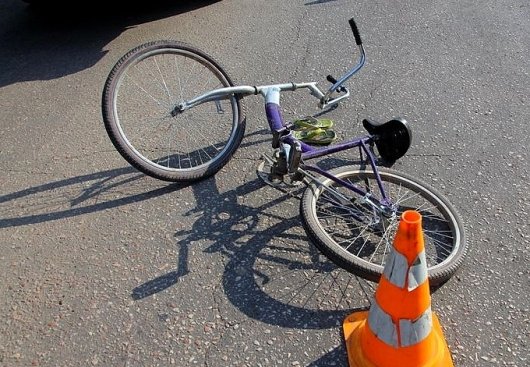 Автомобиль сбил велосипедиста возле Заельцовского кладбища