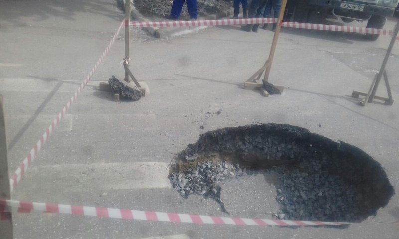 Огромная яма остановила троллейбус на улице Бориса Богаткова