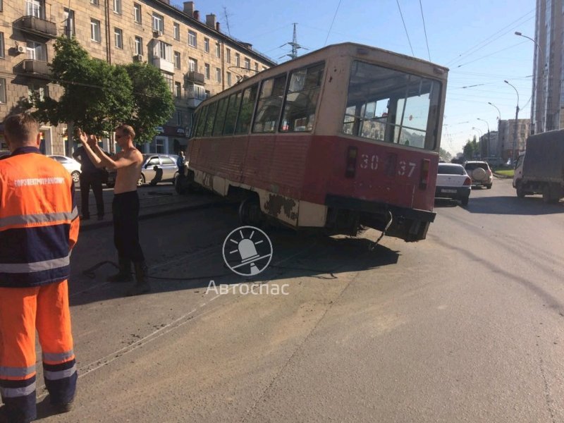 Трамвай слетел с рельсов на правом берегу Новосибирска