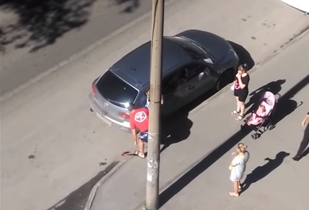 Прохожий с топором спас ребенка из закрытого автомобиля