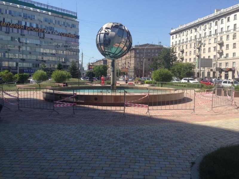 Фонтан угрожает жизни жителей в центре Новосибирска