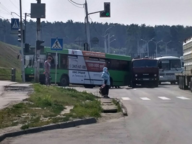 Автобус перегородил Бердское шоссе после ДТП с «КамАЗом»