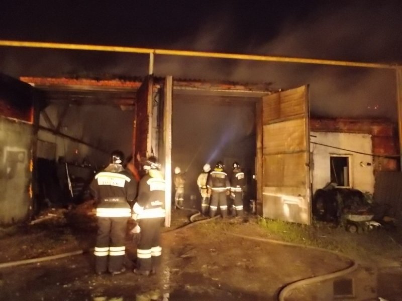 50 человек всю ночь тушили горящие гаражи в Искитиме