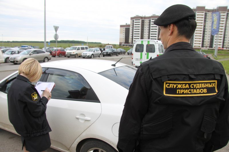 Приставы арестовали 27 автомобилей должника по налогам