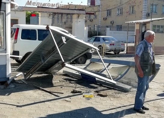 BMW протаранил остановку в Новосибирске