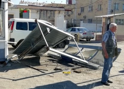 BMW протаранил остановку в Новосибирске