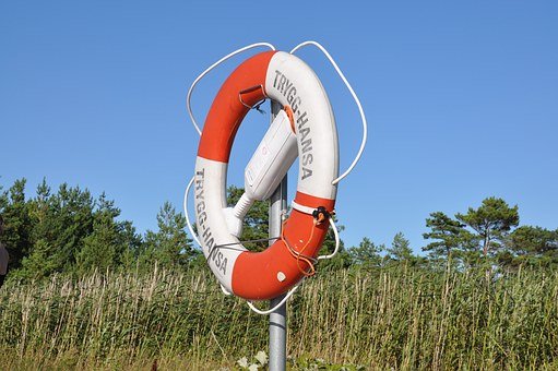 Молодой мужчина утонул в озере в Новосибирской области
