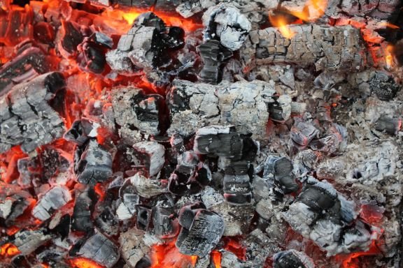 Угли из мангала подожгли дом в Бердске