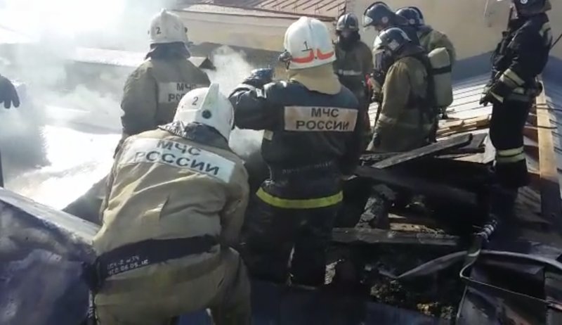 Крыша «Дома под строкой» загорелась в Новосибирске