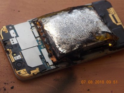 Смартфон загорелся в руках у новосибирской школьницы 
