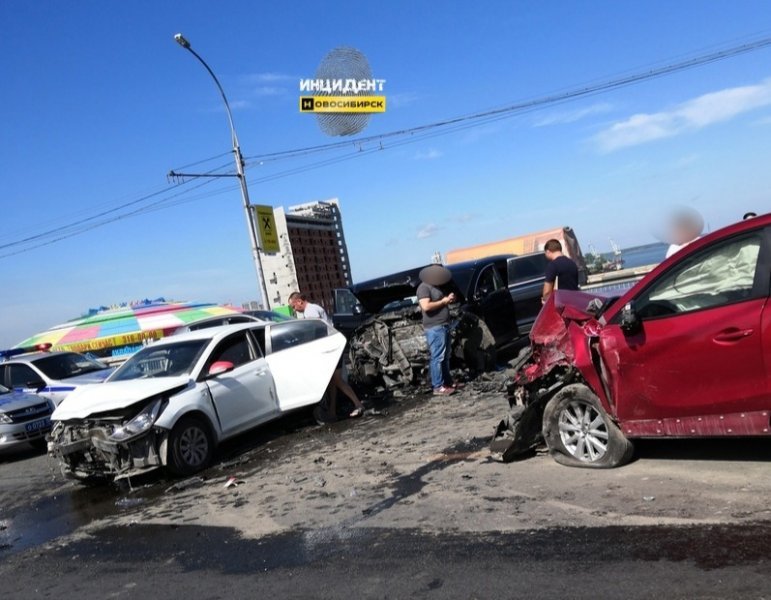 Три автомобиля столкнулись на Димитровском мосту