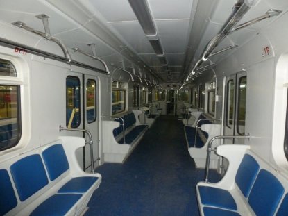 Подростки забрались в кабину поезда метро ради селфи