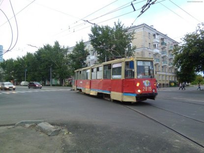 Трамвай с пассажирами загорелся на остановке в Новосибирске