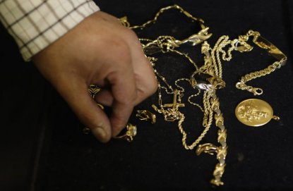 Новосибирец напал на женщину и украл у нее золотые украшения