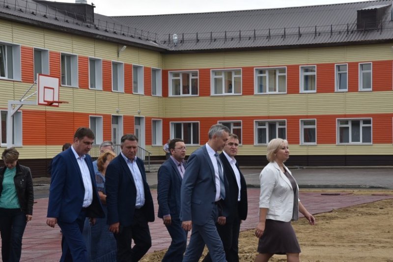 Травников проконтролировал ремонт школы в Бобровке