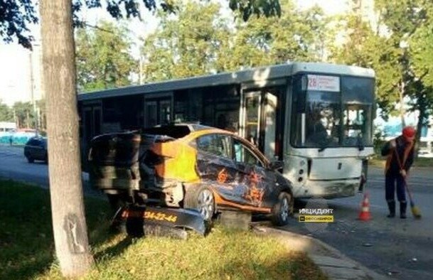 Два человека пострадали в ДТП с автобусом в Новосибирске