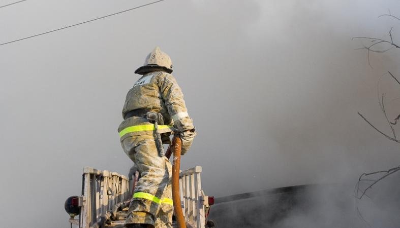 Пожарные сняли ребенка с балкона горящей квартиры