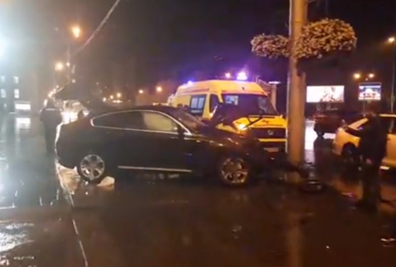 BMW влетел в столб на площади Ленина во время ливня