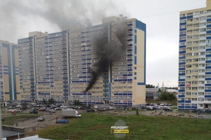 Людей эвакуировали из горящей многоэтажки в Новосибирске