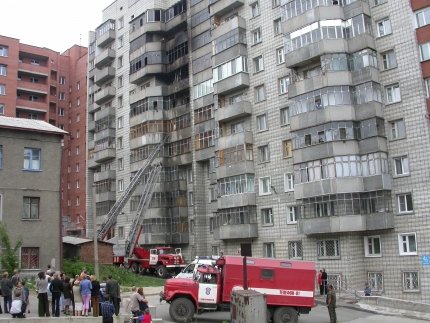 Сотрудники МЧС вывели из горящей многоэтажки 15 человек 