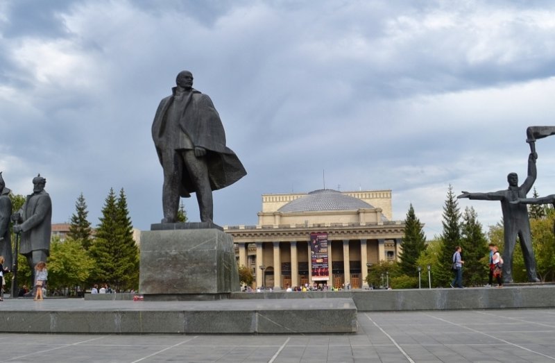 Вандал оставил нацистскую символику на памятнике Ленину