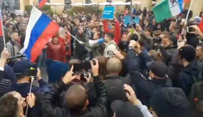 Стихийное шествие оппозиции идет в Новосибирске 