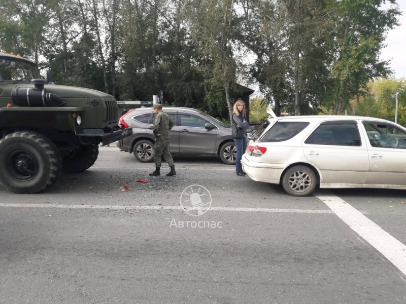 Военный «Урал» врезался в Toyota на светофоре