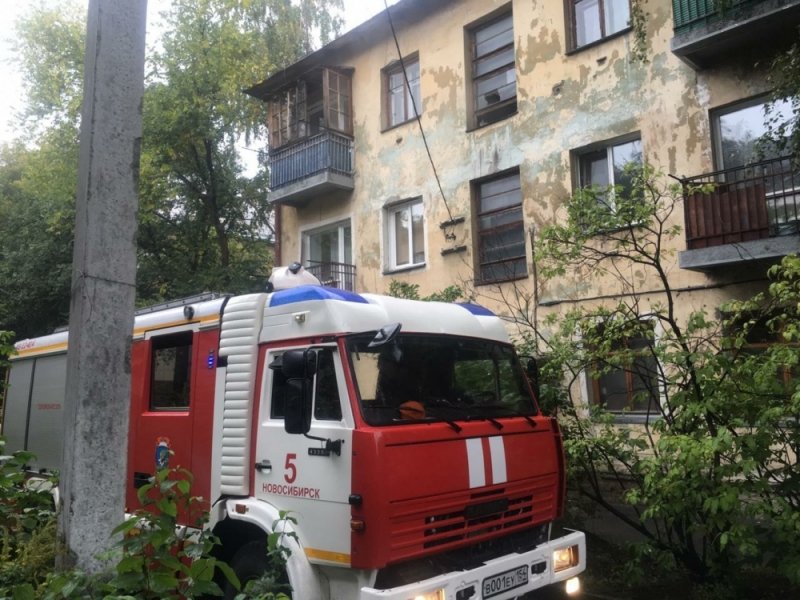 Пожарные вывели 12 человек из горящего дома