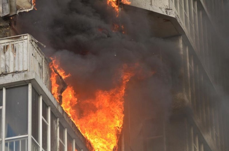 Людей снимали с помощью вышки во время пожара в многоэтажке