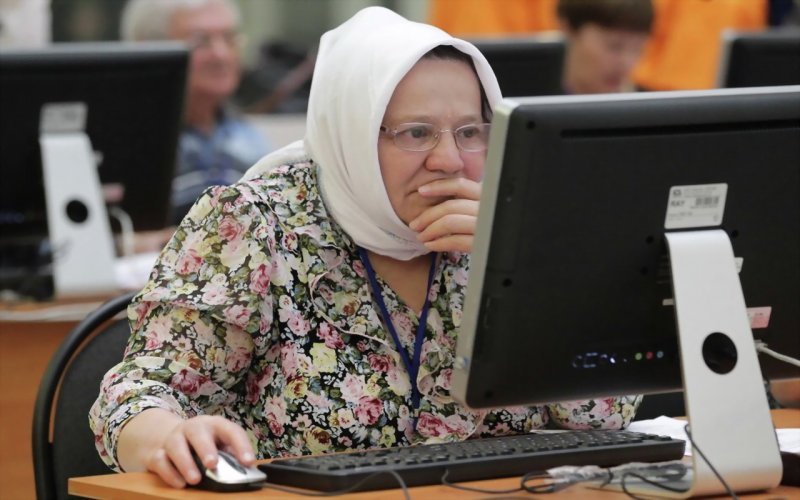 Новосибирских пенсионеров научат покупать в интернете