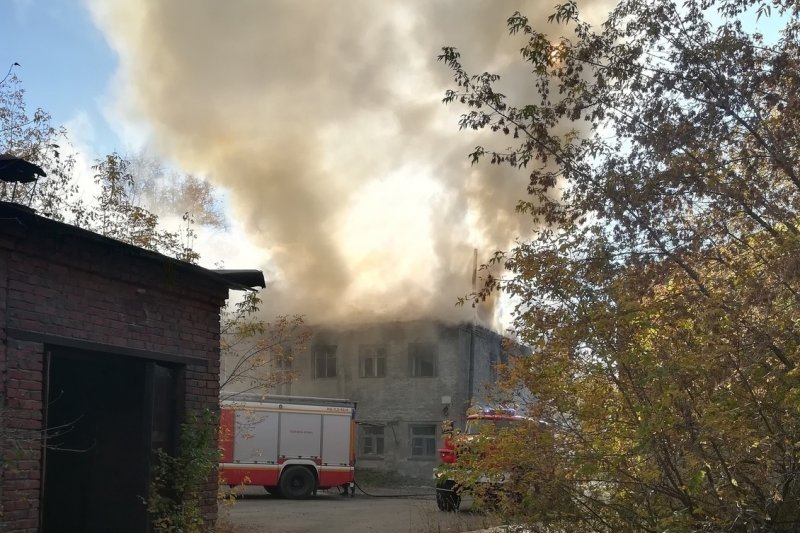 Заброшенное здание горит за площадью Калинина