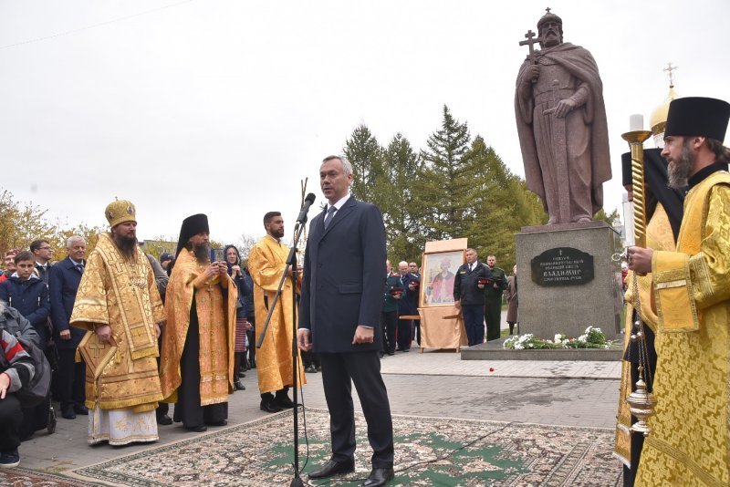 Памятник князю Владимиру открыли в Новосибирске