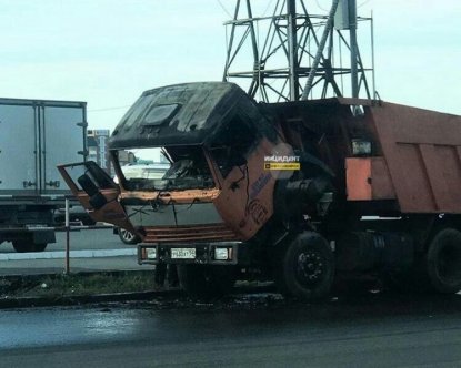 КамАЗ загорелся на Гусинобродском шоссе в Новосибирске