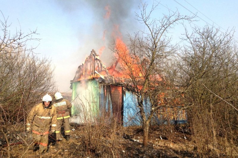 Неизвестный погиб в огне на даче под Новосибирском